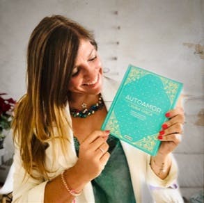 Laura Chica con su libro Autoamor