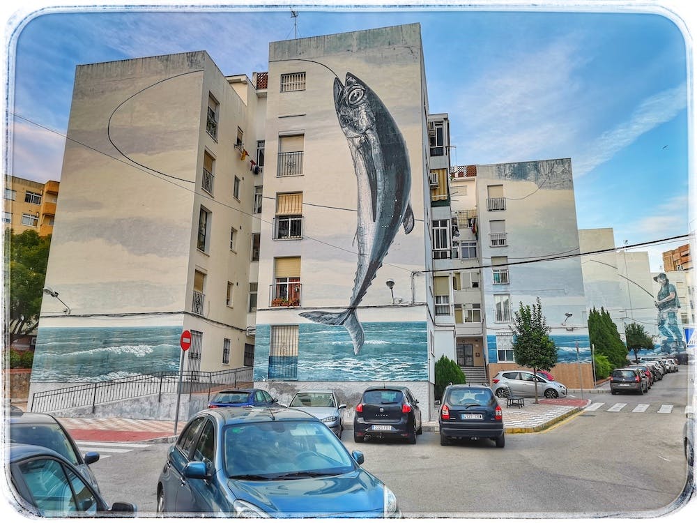 Fotografía de una fachada con un mural de arte urbano